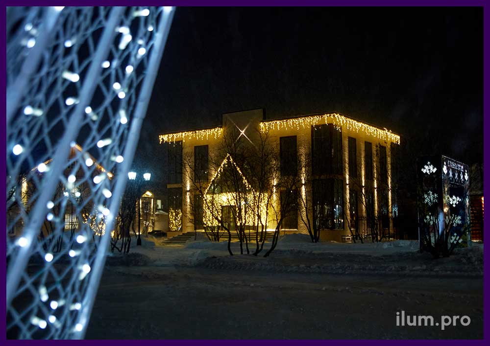 Подсветка здания гирляндами на Новый год, олени из алюминиевого каркаса на территории