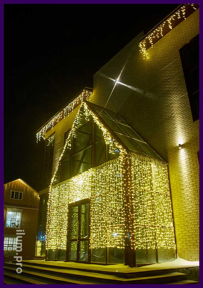 Украшение офиса к Новому году, подсветка входа, крыши и иллюминация на территории
