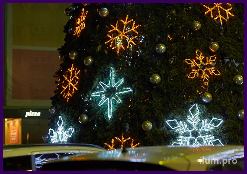 Новогодняя иллюминация для высокой уличной ёлки в Воронеже - звёзды из дюралайта