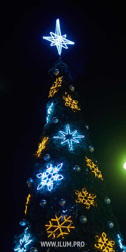 Светящиеся звёзды для новогодней ёлки перед ТЦ «Максимир» в Воронеже