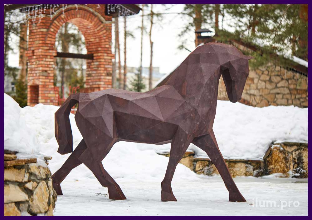 Ландшафтная скульптура в форме животного - полигональная лошадь из кортен-стали