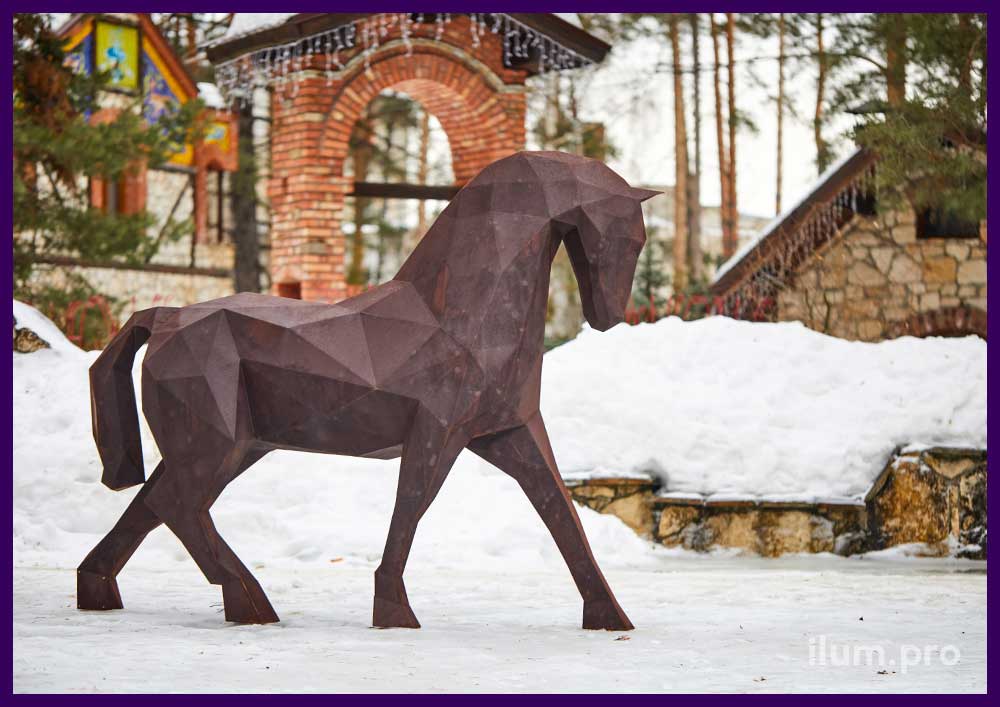 Металлическая полигональная скульптура лошади для украшения территории в парк-отеле
