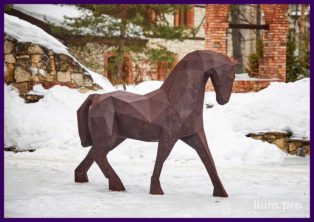 Скульптура полигональной лошади из кортена тёмно-коричневого цвета