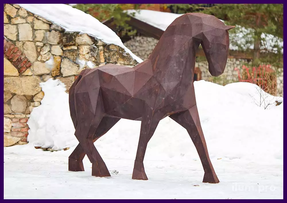 Украшение парка металлической полигональной скульптурой лошади из кортена