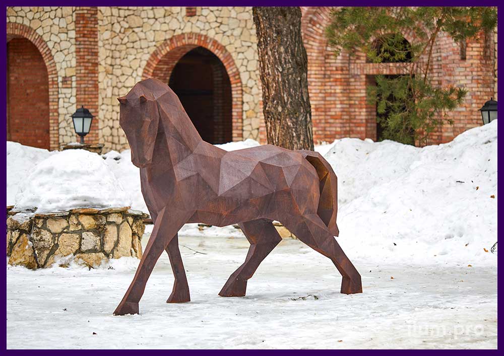 Фотозона в форме металлической лошади в полигональном стиле