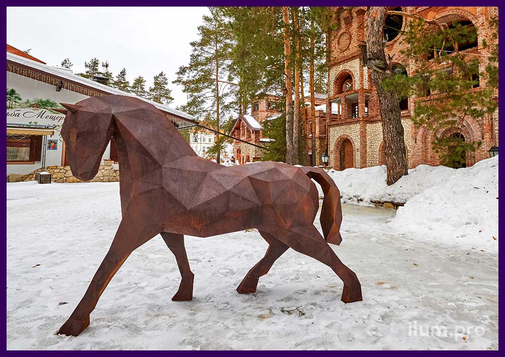 Полигональная скульптура коня из кортен-стали - фотозона в парке