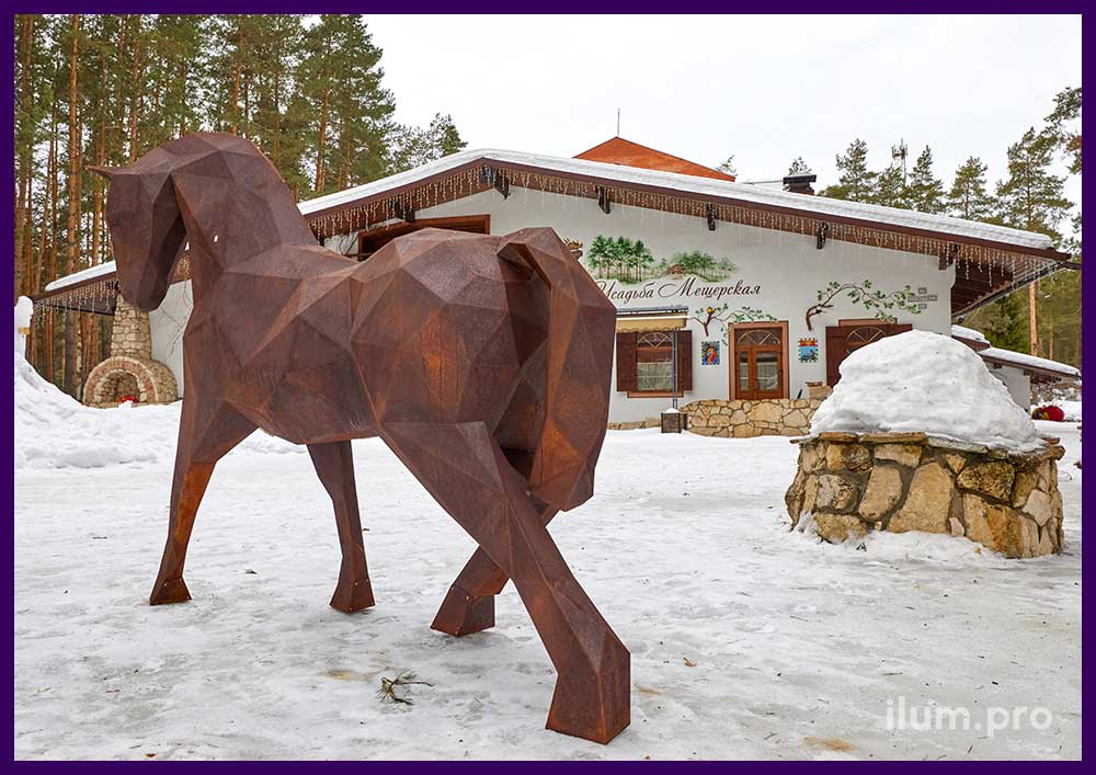 Металлическая скульптура лошади в полигональном стиле с ржавой поверхностью