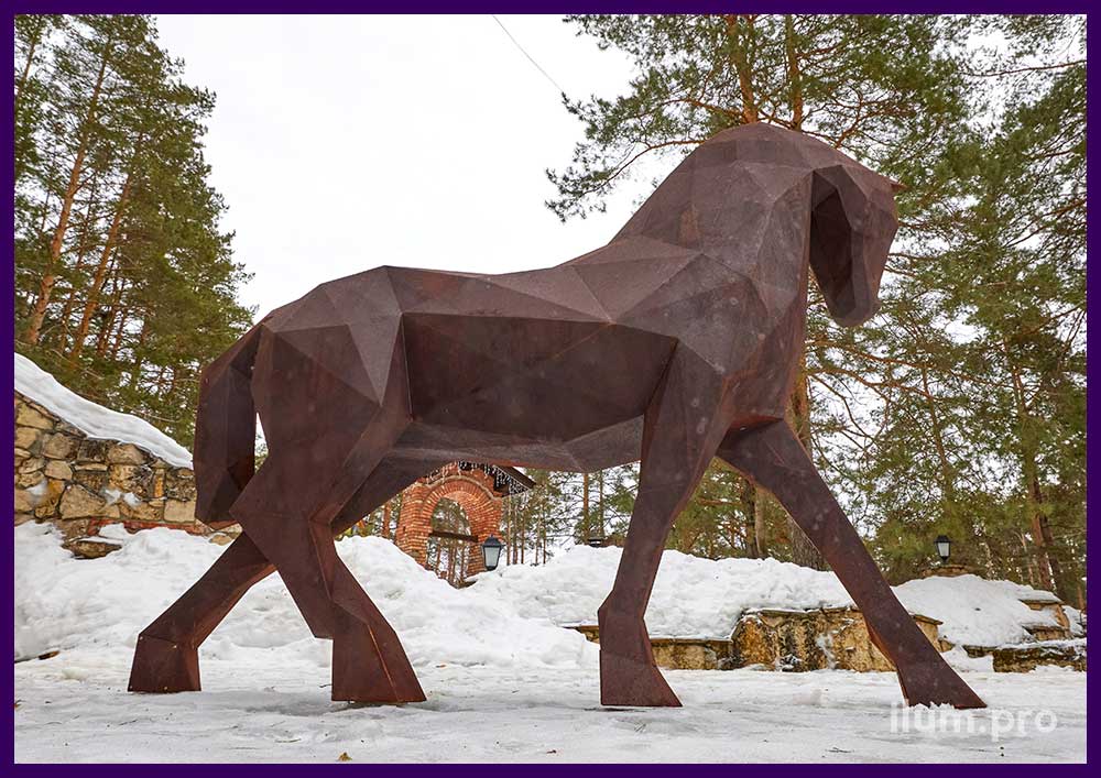 Лошадь из кортеновской стали тёмно-коричневого цвета - полигональная скульптура