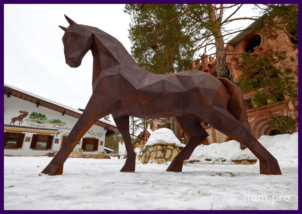 Лошадь из кортена с тёмной патиной - полигональная скульптура для украшения территории