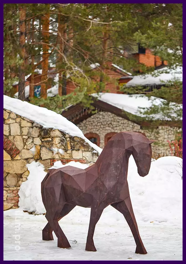 Украшение ландшафта металлическими скульптурами животных - конь полигональный из кортена