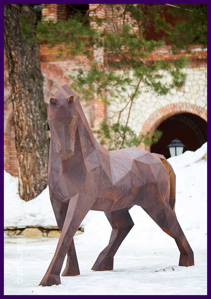 Полигональная скульптура лошади из кортен-стали - фотозона в парке