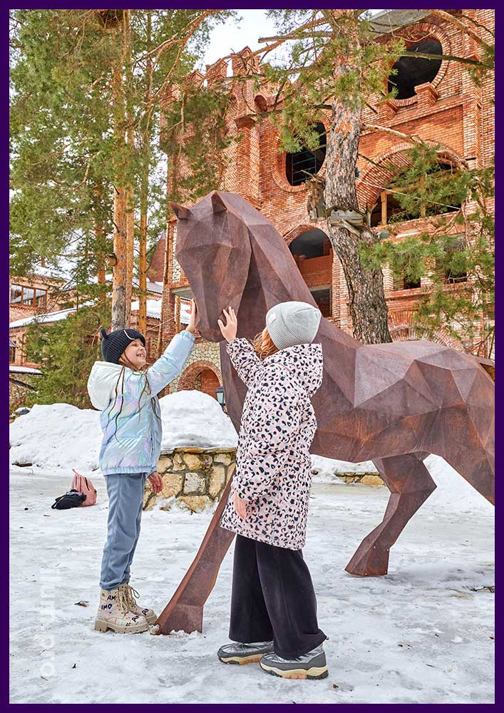 Тёмно-коричневая полигональная скульптура в форме лошади для украшения ландшафта