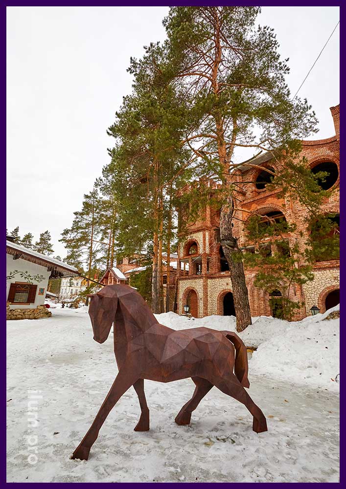 Лошадь полигональная металлическая - скульптура для украшения сада или парка