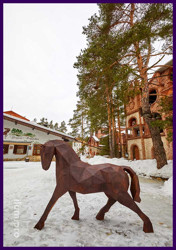 Металлическая скульптура в форме лошади из кортеновской стали в полигональном стиле