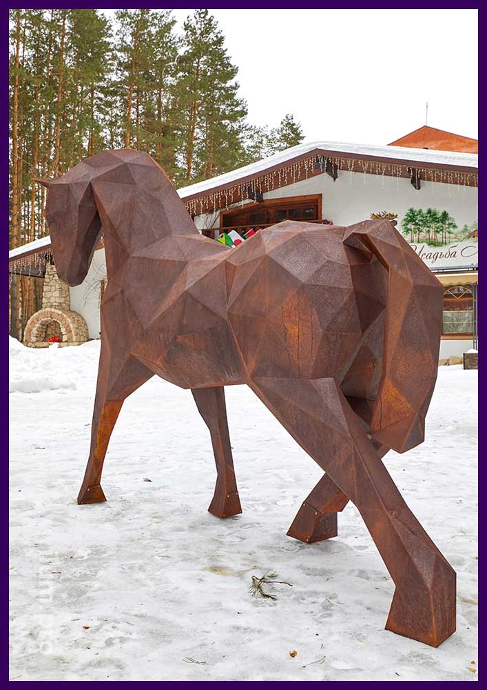 Металлическая скульптура лошади с гранёной, угловатой поверхностью из ржавого кортена