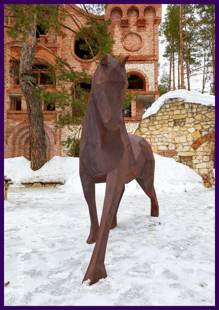 Коричневая скульптура коня из ржавого кортена - полигональный арт-объект