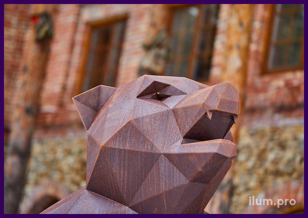 Медведь полигональный, стоящий на задних лапах, скульптура из ржавой кортеновской стали