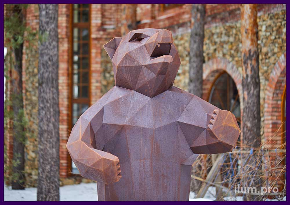 Полигональный медведь с открытым ртом - металлическая скульптура для сада