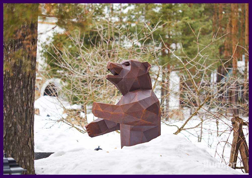 Скульптура полигонального медведя гризли из ржавой кортеновской стали