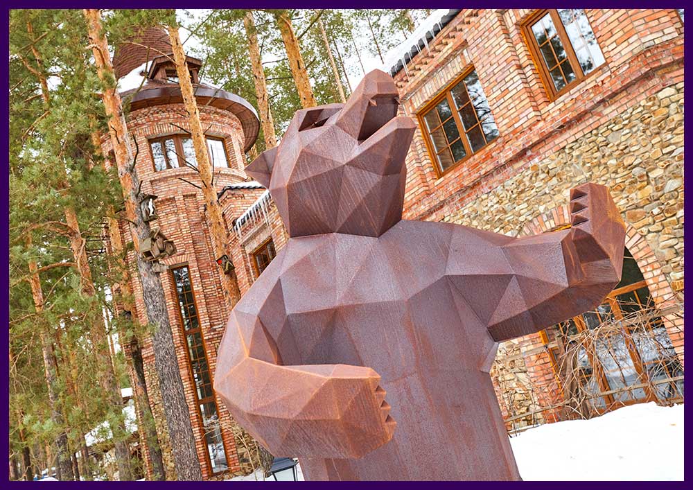 Скульптура полигональная из кортена в форме большого медведя в полигональном стиле