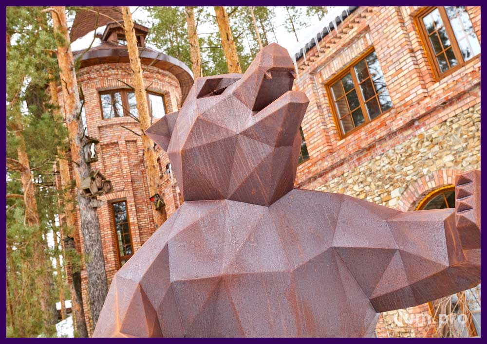 Фигура медведя полигональная металлическая в лесу - благоустройство территории