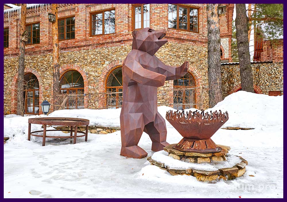 Медведь из кортена - полигональная скульптура в парк-отеле