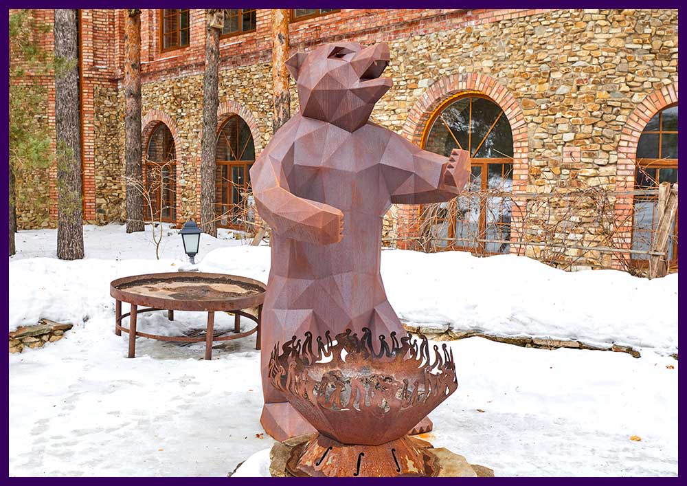 Украшение территории металлической скульптурой в форме медведя, стоящего на задних лапах