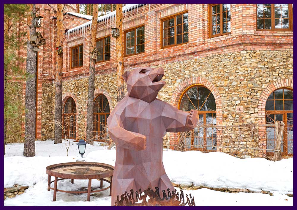 Металлическая скульптура медведя из кортена для благоустройство территории зимой и летом