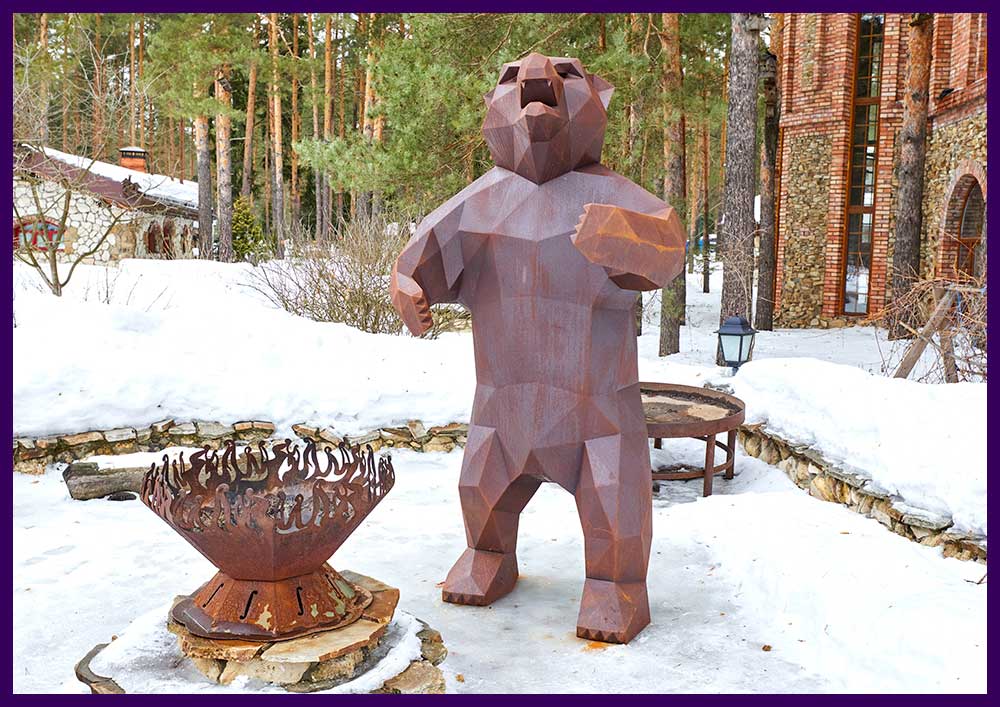 Скульптура в форме медведя, стоящего на задних лапах из кортеновской стали