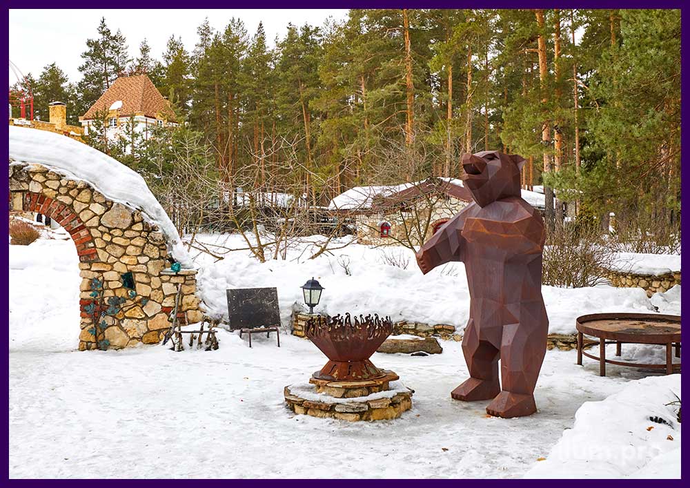 Полигональная скульптура медведя гризли, стоящего на задних лапах из кортеновской стали