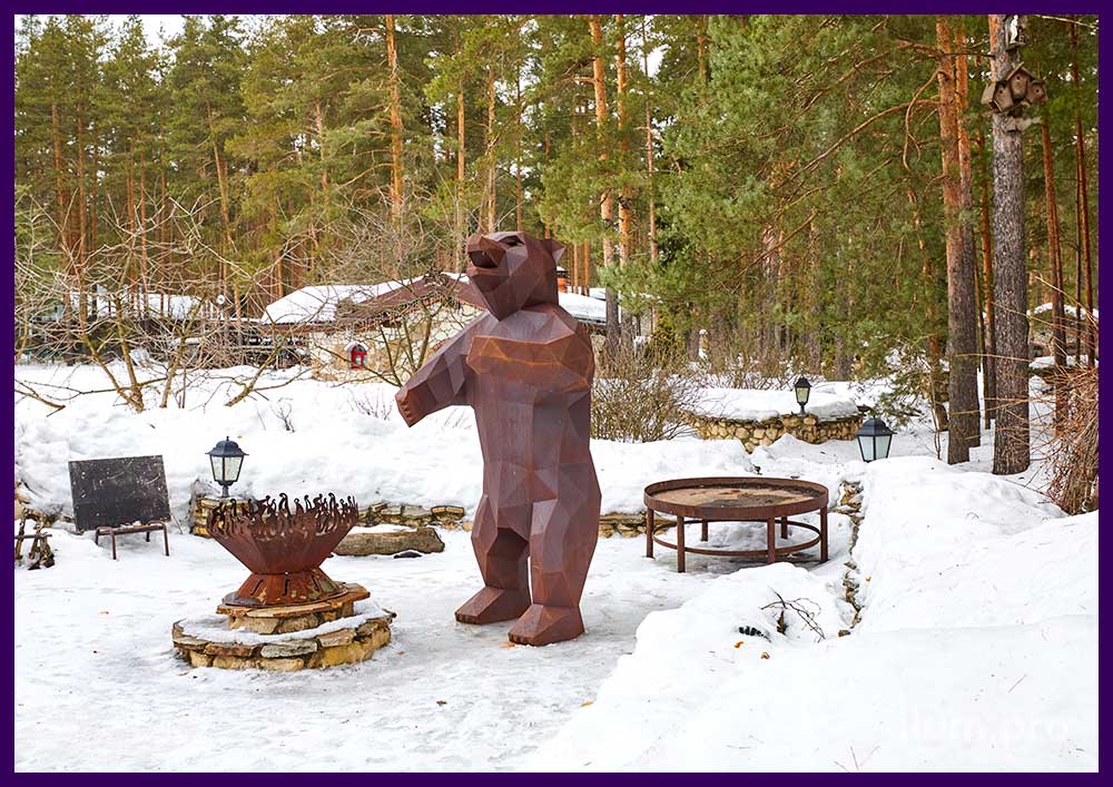 Скульптура медведя из кортеновской стали - металлический зверь для украшения парк-отеля