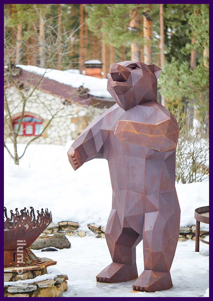 Медведь, стоящий на задних лапах, скульптура из ржавого кортена в полигональном стиле