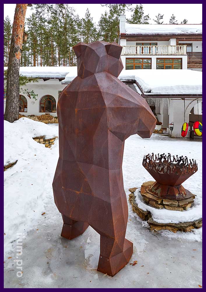 Ржавая полигональная скульптура в форме медведя гризли из кортена