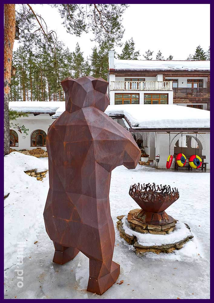 Медведь полигональный высотой 2,5 метра - скульптура из кортеновской стали