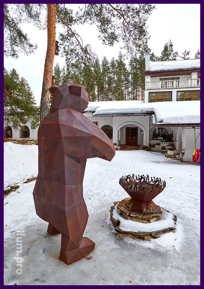Полигональный медведь в парк-отеле, скульптура из кортеновской стали в стиле лофт