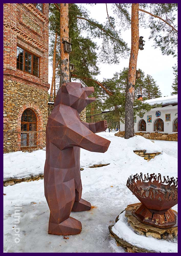 Большой полигональный медведь из металла для установке на улице зимой и летом