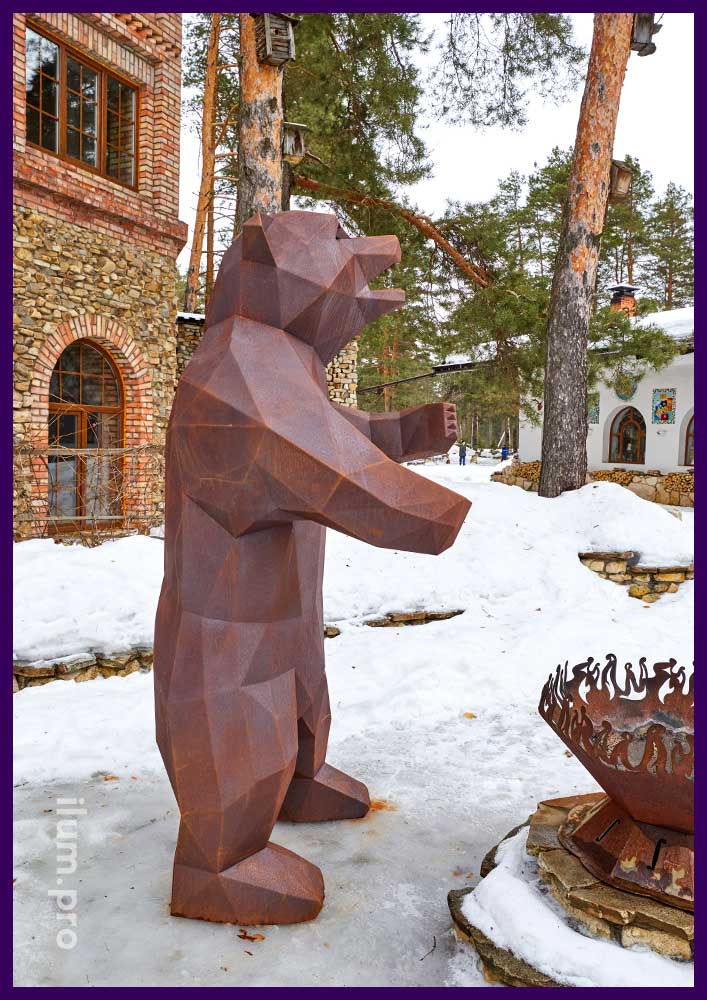 Металлическая скульптура медведя из ржавого кортена в полигональном стиле