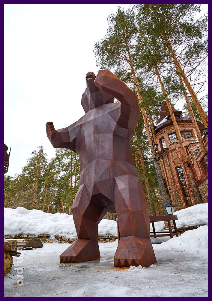 Большая полигональная скульптура медведя из ржавого кортена для украшения места у костровища