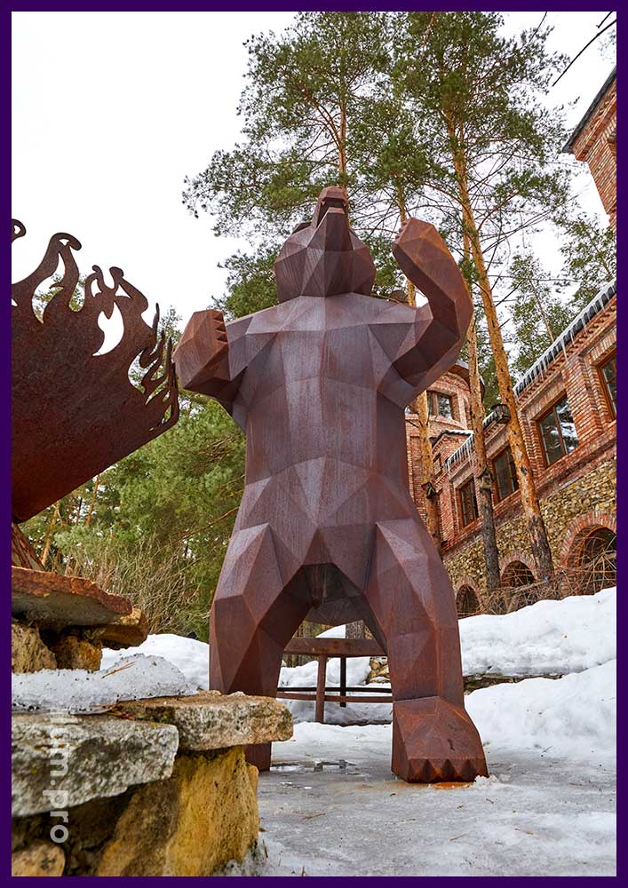 Гризли полигональный металлический, скульптура медведя на задних лапах