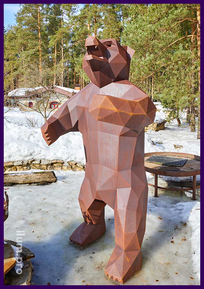 Украшение площадки у костра металлической полигональной скульптурой медведя гризли