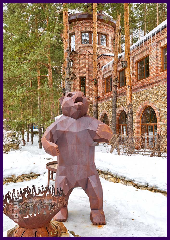 Большой металлический медведь из кортеновской стали в парке
