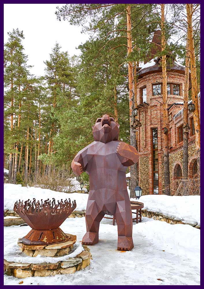 Полигональная скульптура в форме медведя, стоящего на задних лапах