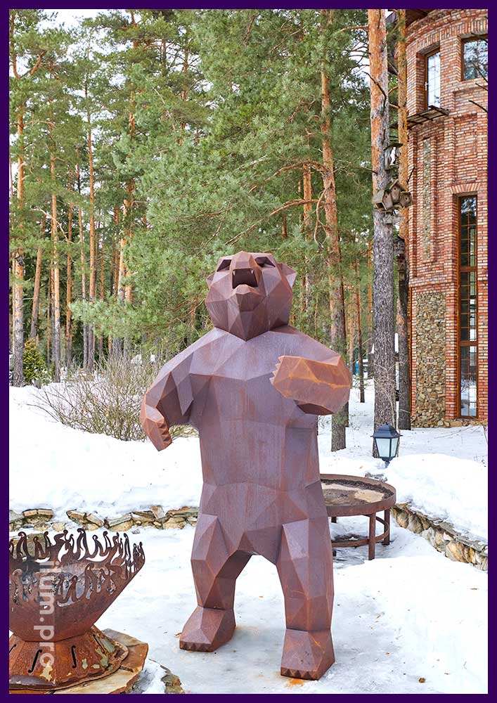Высокая полигональная скульптура из металла в форме полигонального медведя гризли на двух ногах