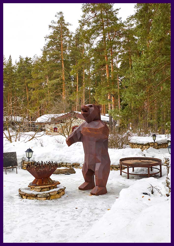 Полигональная скульптура стоящего на задних лапах медведя из металла