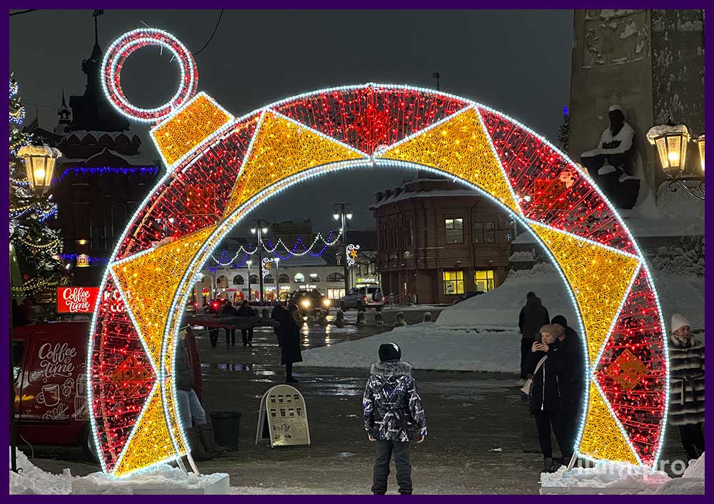 Новогодняя арка с гирляндами и дюралайтом во Владимире на Соборной площади