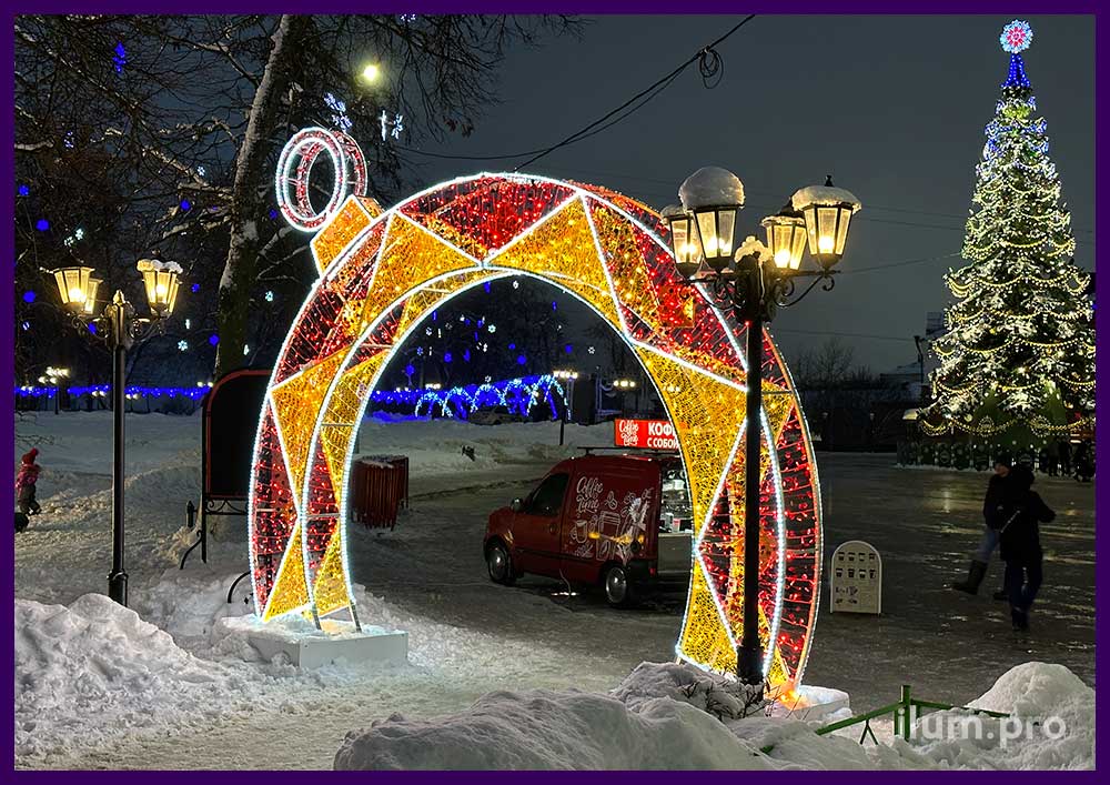 Украшение тротуара во Владимире на Новый год - арка со светодиодной иллюминацией