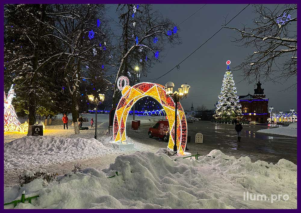 Арка с иллюминацией в центре Владимира - новогодние декорации для улицы