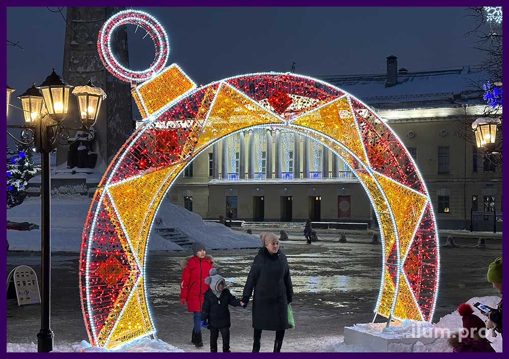 Новогодняя арка с разноцветными гирляндами и сеткой из ПВХ во Владимире