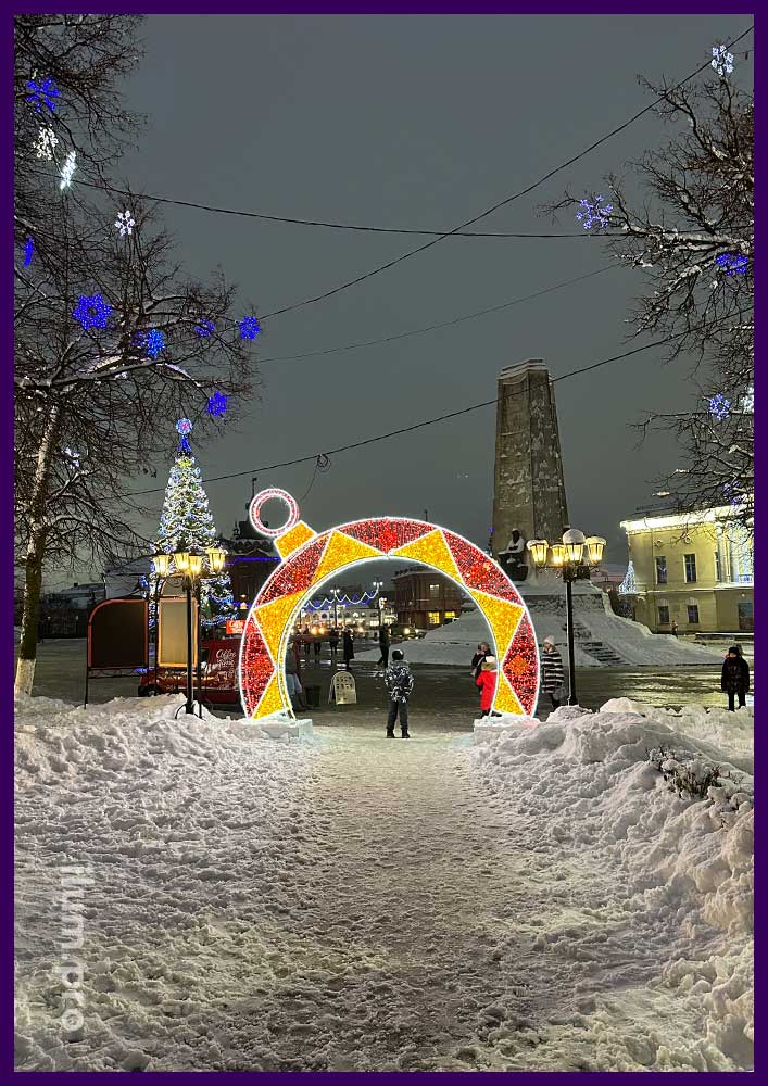 Украшение Соборной площади светодиодной аркой с разноцветными гирляндами и дюралайтом