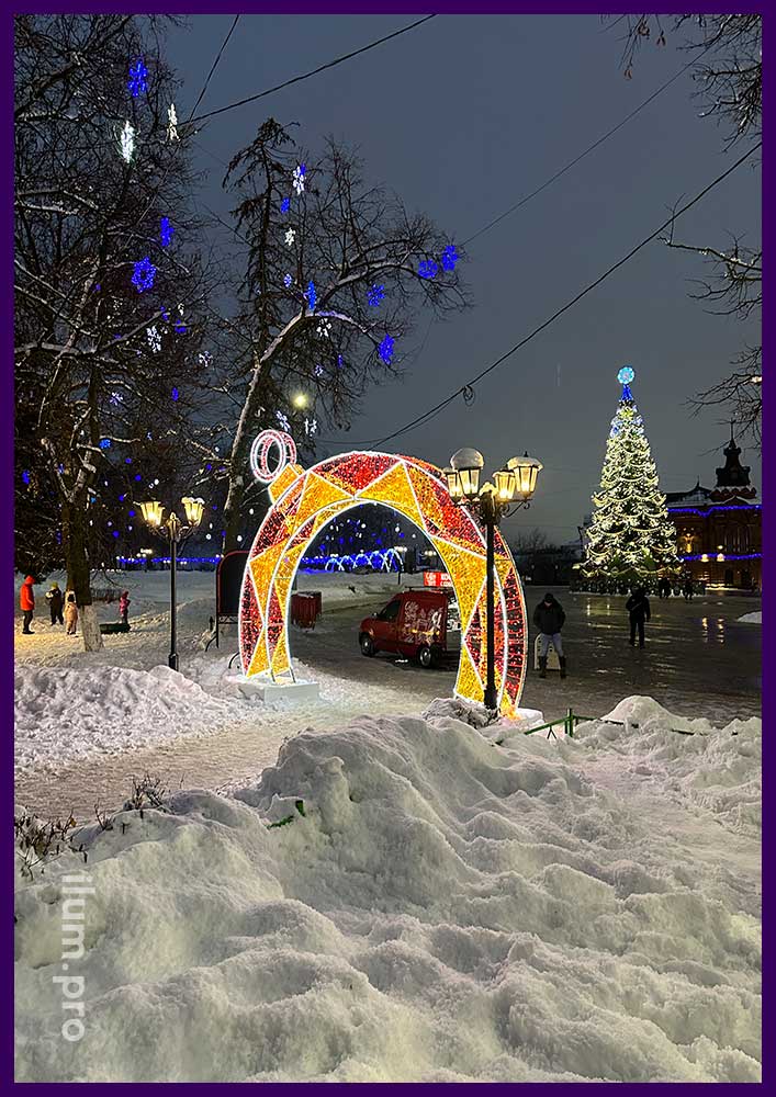 Украшение парка во Владимирской области светодиодной аркой с гирляндами в форме ёлочной игрушки